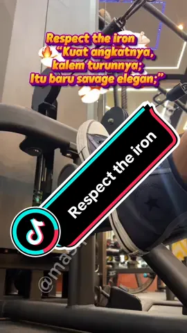 “Tolong jangan membanting alat alat gym ya” Emang kadang ada aja tuh yang abis angkat beban langsung BRUUAK ditaro kayak mau adu keras sama lantai. Respect alat = respect gains. Jaga seakan itu punya sendiri. #respect #GymLife #gym #gymrat #gymlover 