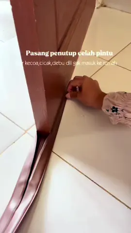 Bahannya silikon gak mudah sobek dan aman dari cakaran kucing.Yuk check out di keranjang kuning #penutupcelahpintu #penutupcelahpintusilikon #silikonpenutupcelahpintu #celahbawahpintu #penutupsilikon 