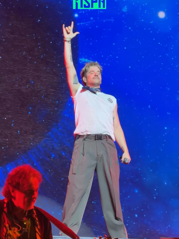 TE SOÑÉ es todo lo que esperábamos de Felipe Colombo 🫶 En la primera fecha de Erreway en el Movistar Arena sonó este himno y fue locura. @errewaytour2025 @felipecolombook #erreway #felipecolombo #tesoñe