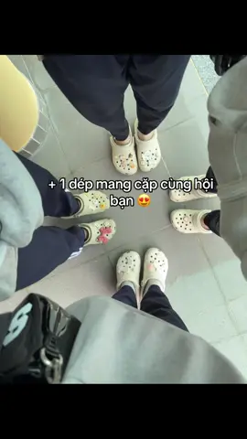 + 1 dép Crocs mang cùng hội bạn ☺️#dep #cross #charm #ilovetiktok #catcup 