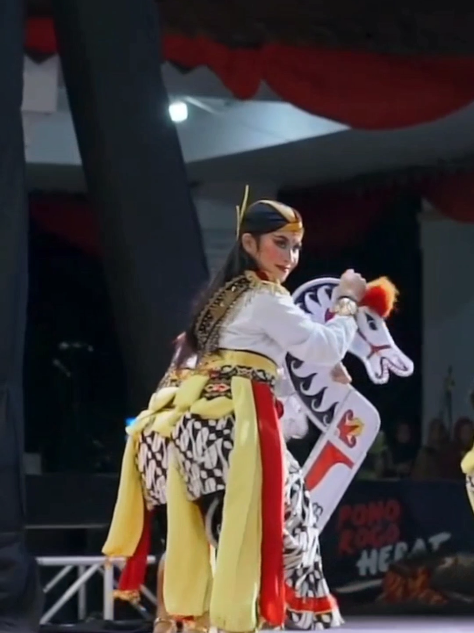 Reyog Brawijaya 2025  Babak Jathil Karya Setyaji Pawitra Syair yang mengiaskan keyakinan berikhtiar atau usaha manusia untuk mencapai kasih atau berkah dari Tuhan Cahya Asmara Penggambaran gejolak rasa cinta dalam manusia yang tidak diketahui cinta pada apa dan siapa, kemungkinan besar merujuk pada pencipta-Nya DSCLAIMER: Akan ditayangkan secara berurutan jadi sabar dan stay tune Jadwal upload hari selasa, kamis, dan sabtu Jika menambah minimal 5 follower dengan video terakhir maka langsung upload besok Baca terjemahan dengan menggunakan nada @officialreyogbrawijaya #lagupopuler  #fyppp  #jathilanindonesia  #grebegsuroponorogo  #bidadari 