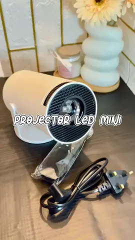 Walaupun kecil projector nie tapi padu wey..mudah nak bawak kemana-mana tinggal angkut jerrr #miniprojector #hometheater 
