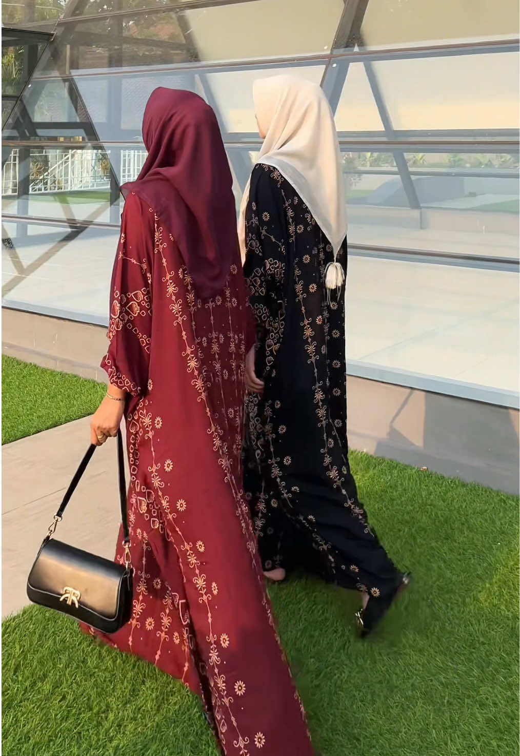 Membalas @rukman Pleasee Aslii abaya kaftannya Cuakeppp bangettt 😍🔥 motifnya Bikin aura kita jadiii ademmmm 🤭😜 warna hitam sama maroon jangan sampai lolosss🔥🔥🔥#kaftan #kaftanviral #dasterviral 