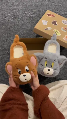 Dép Tom and Jerry nè, đi cọc cạch vậy mới vui á #muonmuacathegioi #viral #xaykenhtiktok #xuhuong #tomandjerry 