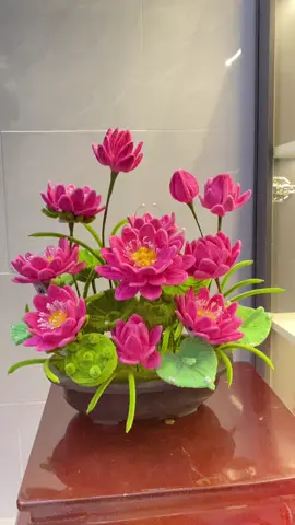 “Sen không vội nở, cũng chẳng vội tàn – cứ bền bỉ đẹp mãi.” #hoahandmade #viral #yeuhoa #hoa#hoakemnhunghandmade 