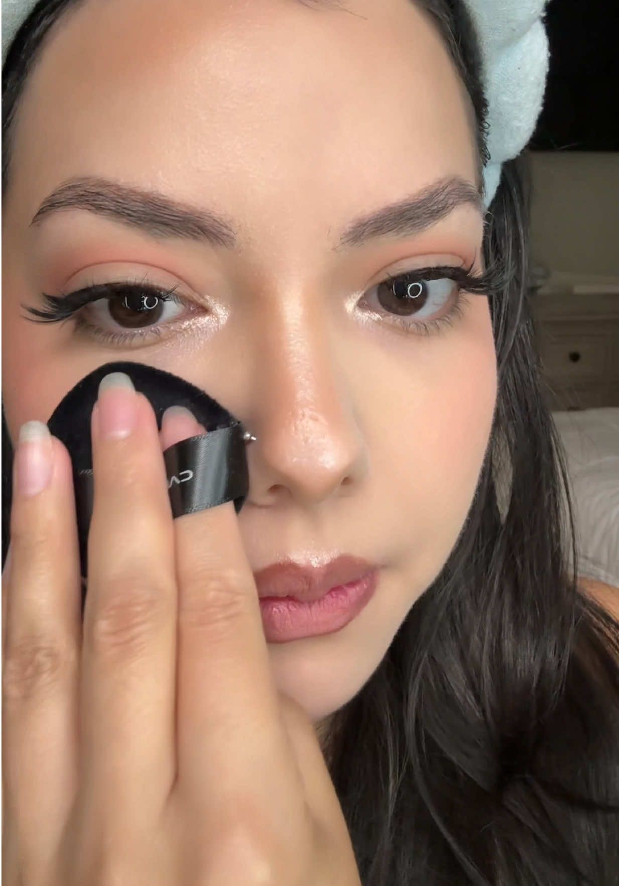 It’s waterproof, sweatproof, and long lasting🖤 @carslan_us #carslan #settingpowder #makeup #review #viralmakeup 