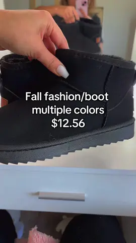 These have boots made me so excited for fall n winter  🖤#womenboots #shoesforwomen #fashion #fallfashion #bootswiththefur    Ps mines a little dirty because my daughter’s been playing with them all day 🙄