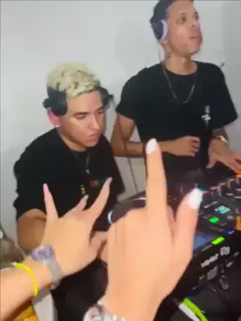 Alejandro & RK en los controles 🔥 🎮 #afrohouse #venezuela🇻🇪  #viralvideos #peruloco🇵🇪🚀🇻🇪 #electronica 