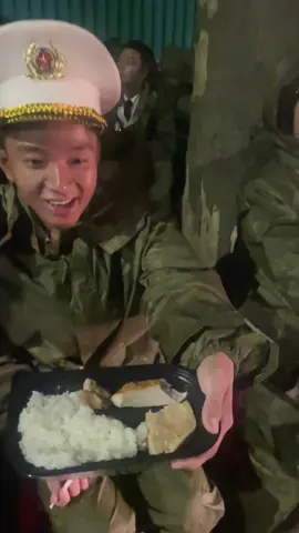 Một bữa ăn nhanh trước giờ Tổng Duyệt ! ( Vừa mặc áo mưa vừa ăn mà mặt bạn nào cũng vui phấn khởi 🤗)#a80 #Syquancanhve 