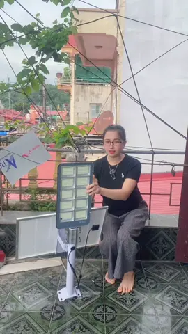 Đèn năng lượng mặt trời bên em to , chắc , khoẻ tiktok trợ giá vài trăm k các bác tin được không ạ.bấm ngay vào giỏ hàng góc trái màn hình ạ#đènnangluongmattroi 