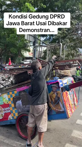 Sabtu pagi, 30 Agustus 2025 di Jalan Diponegoro, Bandung, aroma hangus masih menempel di udara.  Gedung DPRD Jawa Barat yang sehari sebelumnya dilalap api kini berdiri dalam rupa lain: dinding mengelupas, kaca pecah berserakan, dan sisa beton runtuh di pintu masuk.  Bau asap yang menyesakkan membuat mata siapa pun terasa perih bila terlalu dekat. Lengkapnya baca di www.kliknusae.com #jawabarat  #bandung  #dpr  #mahasiswa  #unjukrasa 