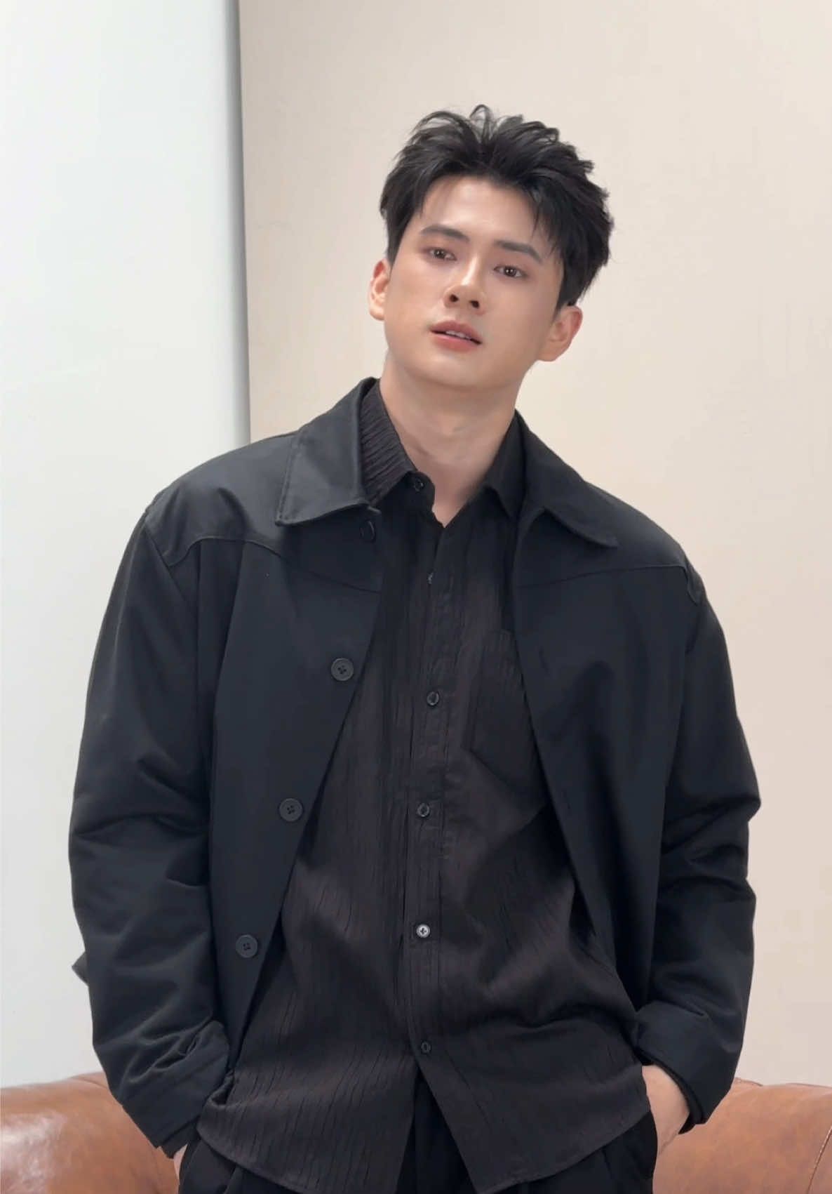 New collection / Jacket vải  kaki có độ dày vừa phải, ít co giãn, giúp áo giữ được form dáng đẹp và sang trọng #kaki #jacketkaki #roway 