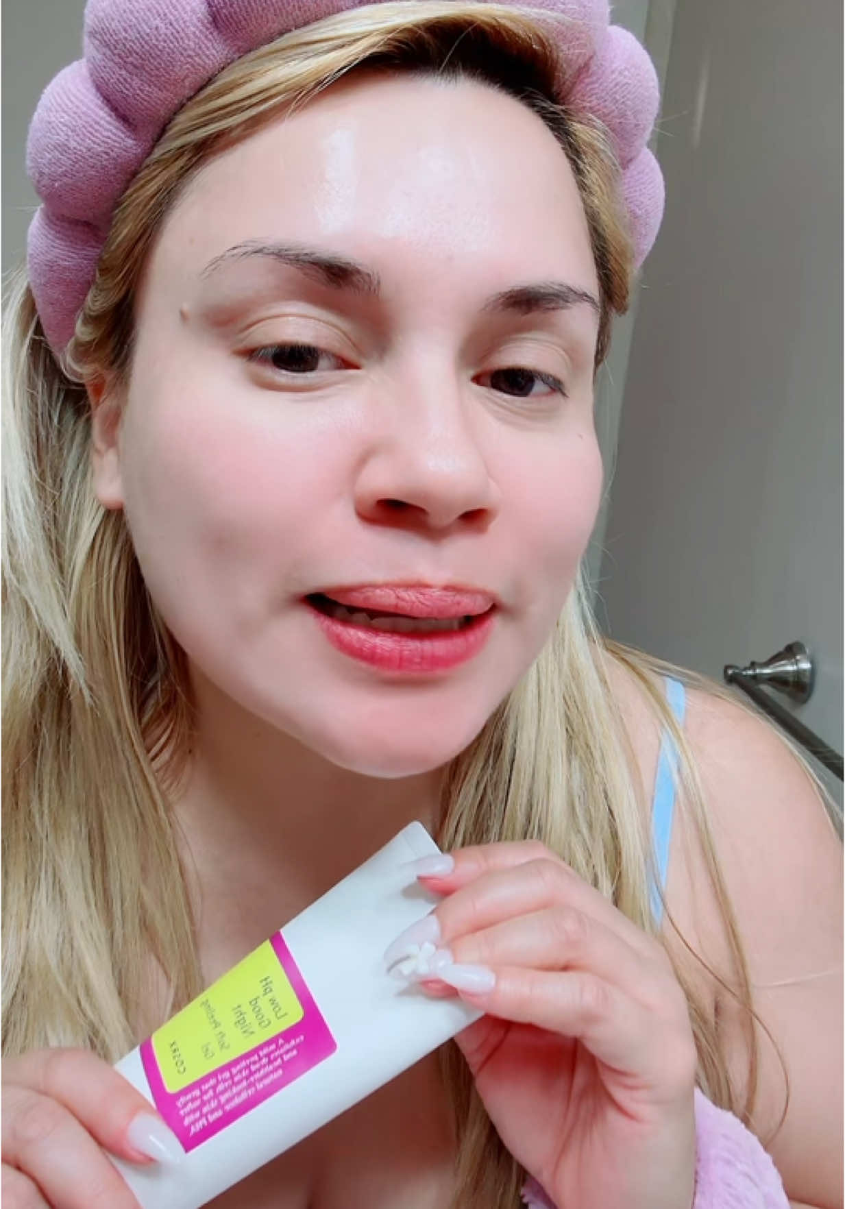🌙 COSRX Low pH Good Night Soft Peeling Gel Despídete de las impurezas antes que vayas a dormir.                                    ✔ Fórmula suave con pH balanceado ✔ Elimina impurezas sin resecar ✔ Con ingredientes calmantes que dejan la piel suave y radiante ✔ Ideal para piel sensible 🌸 💜 Tu ritual nocturno para despertar con una piel fresca, lisa y luminosa.