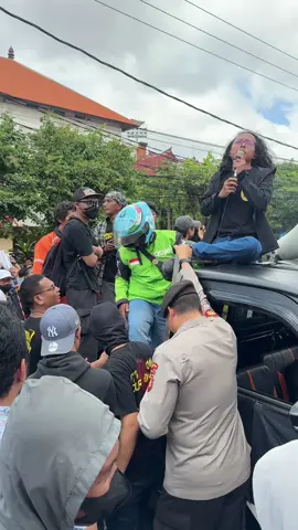 Sebuah momen menarik terjadi di tengah aksi demonstrasi. Seorang anggota Polisi Bali dengan sigap merespons keinginan massa untuk naik ke atas mobil pickup. Polisi tersebut mengikuti arahan pendemo demi menghindari potensi kericuhan atau hal-hal yang tidak diinginkan. Namun, tak lama kemudian, para pendemo justru meminta Polisi Bali tersebut untuk turun kembali. Mereka menegaskan bahwa kehadiran aparat di atas mobil pickup bukanlah sesuatu yang mereka inginkan, demi menjaga suasana aksi tetap kondusif dan fokus pada tujuan perjuangan. #demo #bali #polisi #viral #fyp 