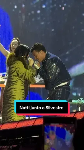 Natti Natasha cantando junto a Silvestre Justicia en la lluvia de Bogotá #silvestre #silvestredangond #nattinatasha 