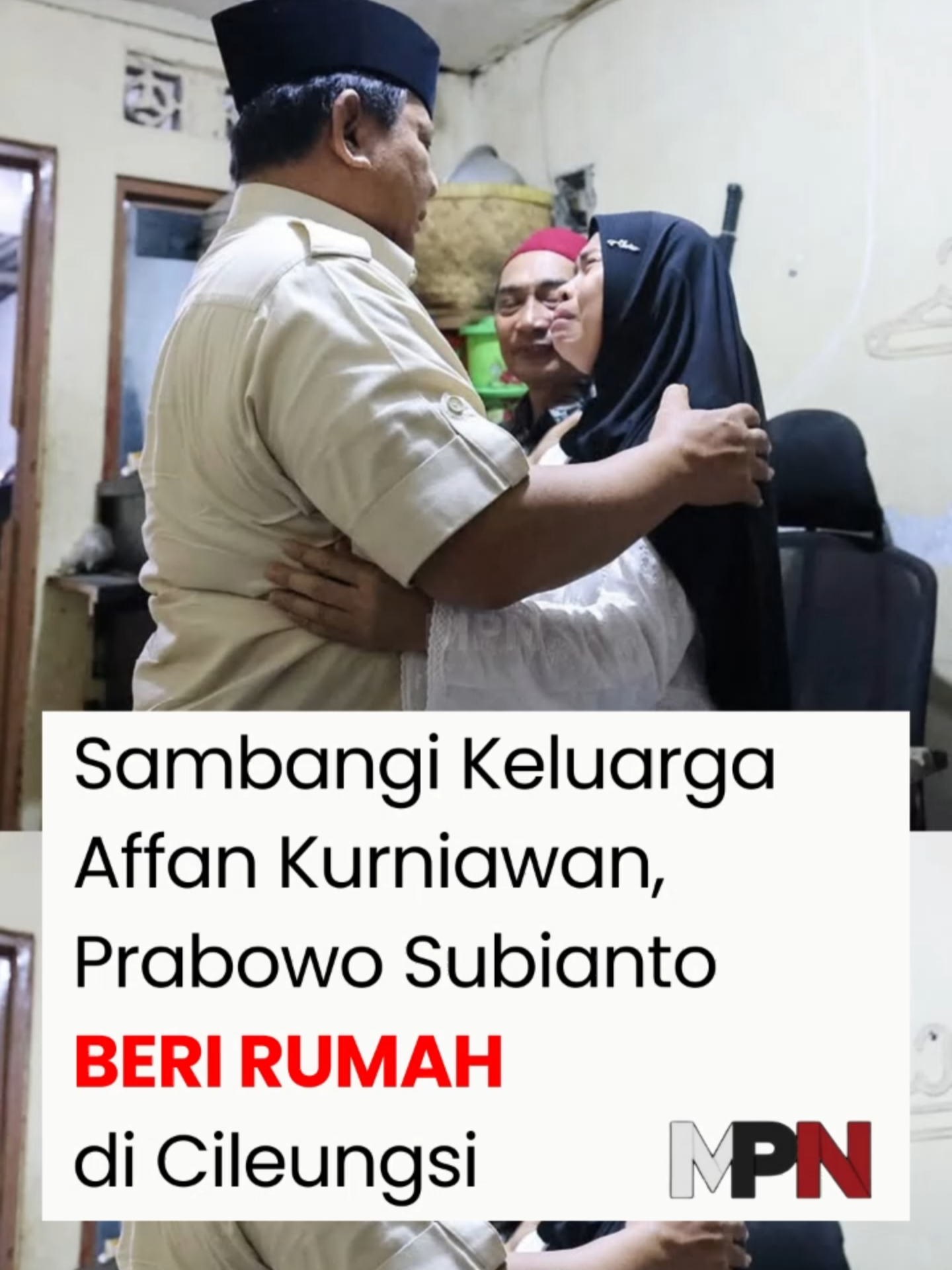 Presiden RI Prabowo Subianto mendatangi rumah duka Affan Kurniawan, pengemudi ojek online yang tewas dilindas kendaraan rantis Brimob Polri saat aksi demonstrasi di Pejompongan, Jakarta Pusat, Kamis (28/8). Pada kesempatan itu, Prabowo berjanji memberikan sebuah rumah untuk keluarga Affan di Cileungsi. Bantuan rumah tersebut disampaikan melalui Menteri Perumahan dan Kawasan Permukiman Maruarar Sirait, atas nama ibu Affan #presidenri #prabowo #rumah #cileungsi #affan