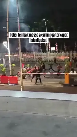 Polisi tembak massa aksi hingga terkapar, lalu dipukul. Lokasi: Polres Jakarta Timur, Jatinegara, dini hari ini. Repost @basuara