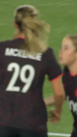 BIENVENUE, JULIE DUFOUR 🇫🇷 In her Thorns debut, Julie Dufour puts it in the net for her new team! #NWSL @Portland Thorns 