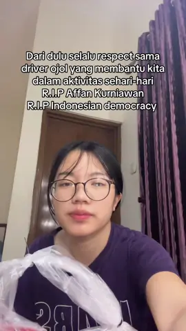 Cerita sedikit on how thankful I am to ojol drivers. Despite kadang ada yg galak jg tp aku ttp respect sama mereka, hampir gaperna bikin mereka nunggu, dan selalu bilang terima kasih. Semoga hikmahnya ini jg bisa bikin temen2 jadi lebih empati ke sesama. Turut berduka cita atas meninggalnya Alm. Affan Kurniawan. Semoga keluarga yang ditinggalkan diberi kekuatan dan ketabahan. 🥀