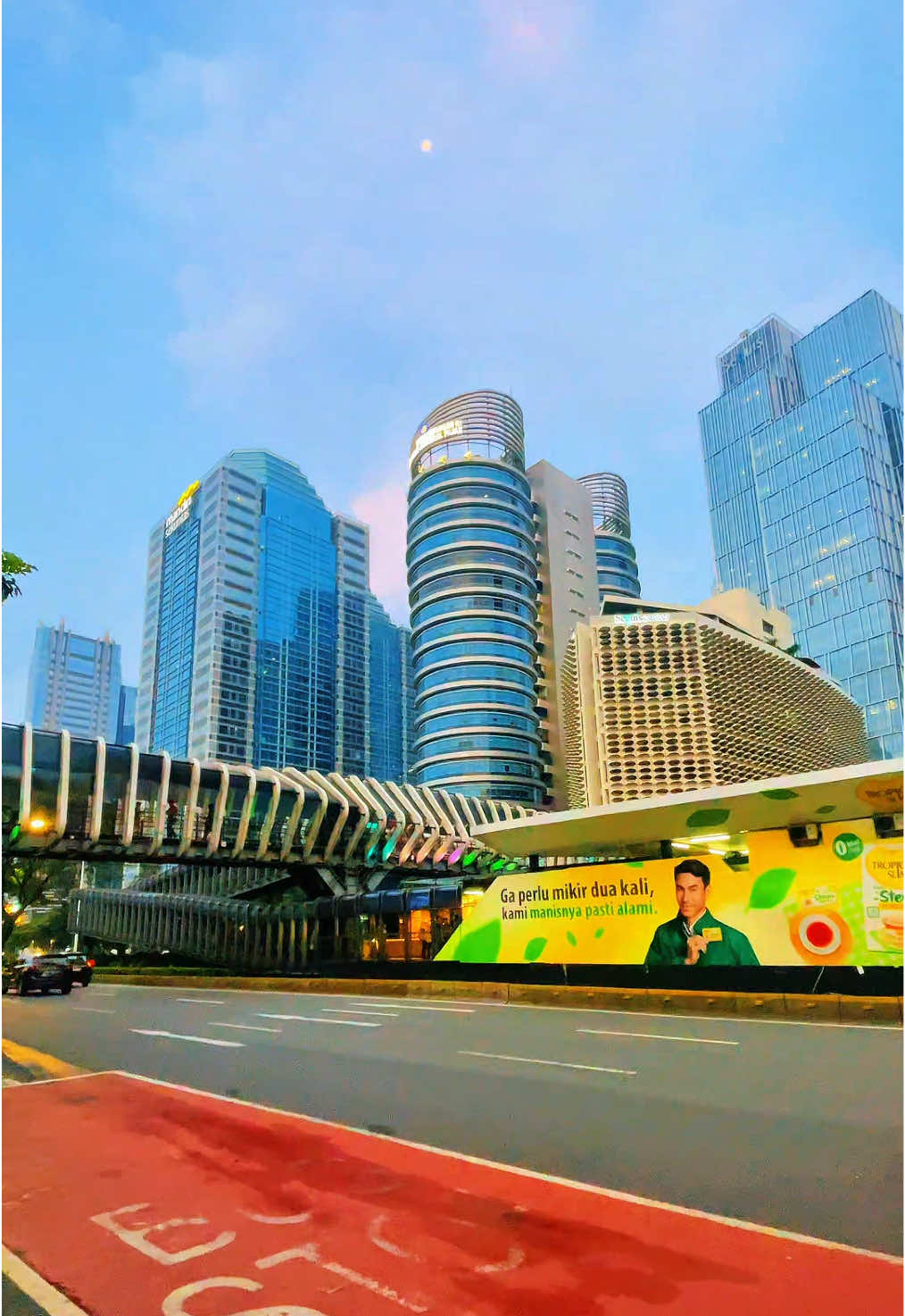 Salah satu halte Tj favorit gua, yang dibakar oleh oknum provokator demo kemarin.  Lekas pulih Indonesia ku  • • • #jakarta #haltesenayan #haltegbk #transjakarta #demo 