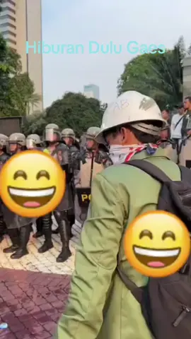 Hiburan Kritikan Untuk Polisi #demo #mahasiswa #polisi #hiburan #fyp 
