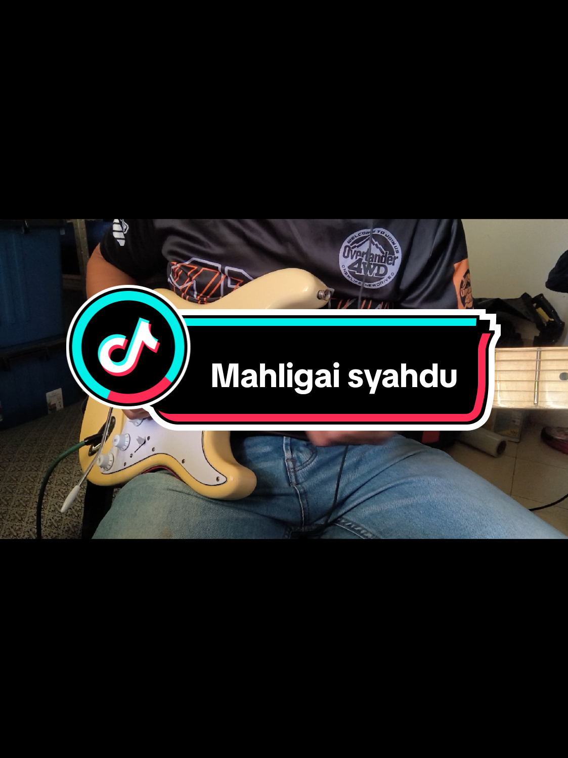 Betapa sukarnya solo ini. Disiplin tinggi nak main solo Mahligai syahdu dendangan abg Hattan ni🙏🙏. Tabik buat abg Man keedal dan arwah Samad lefthanded composer solo tersohor tanahair kerana menyajikan masterpiece dalam setiap petikan dan tone mereka #guitarsolo #guitartok #mahligaisyahdu #fender #mankeedal 