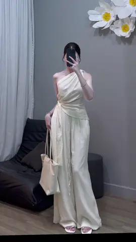 Mặt ngoan, chăm chỉ, chung tình Nắng mưa biết chạy, thất tình chả sao😚