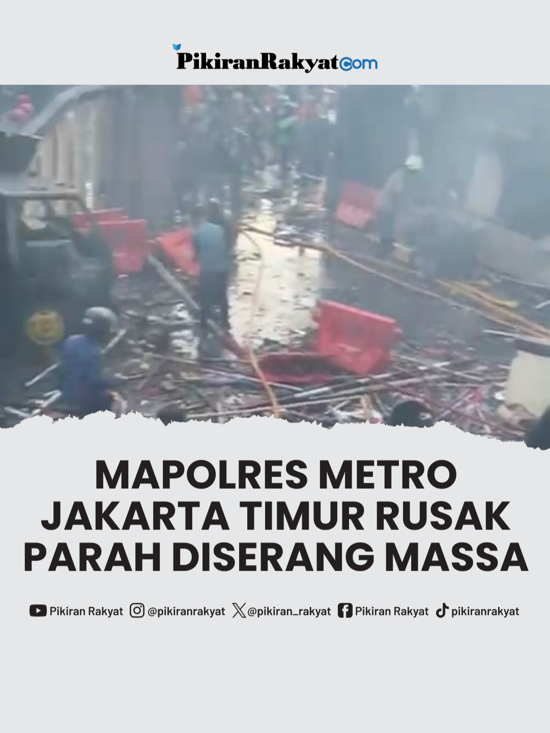 Mapolres Metro Jakarta Timur rusak parah sejak Sabtu pagi, 30 Agustus 2025. Kantor polisi itu diserang ratusan massa yang marah. Mereka melempar batu hingga membakar sejumlah fasilitas yang ada. . #Polisi #UnjukRasa #Jakarta