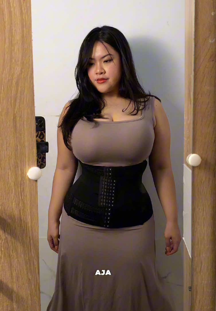 siapa yang ngga bisa pake bodycon dress tanpa korset? aku ☝🏻☺️ @LINGERIQ #korset #korsetwaisttrainer 
