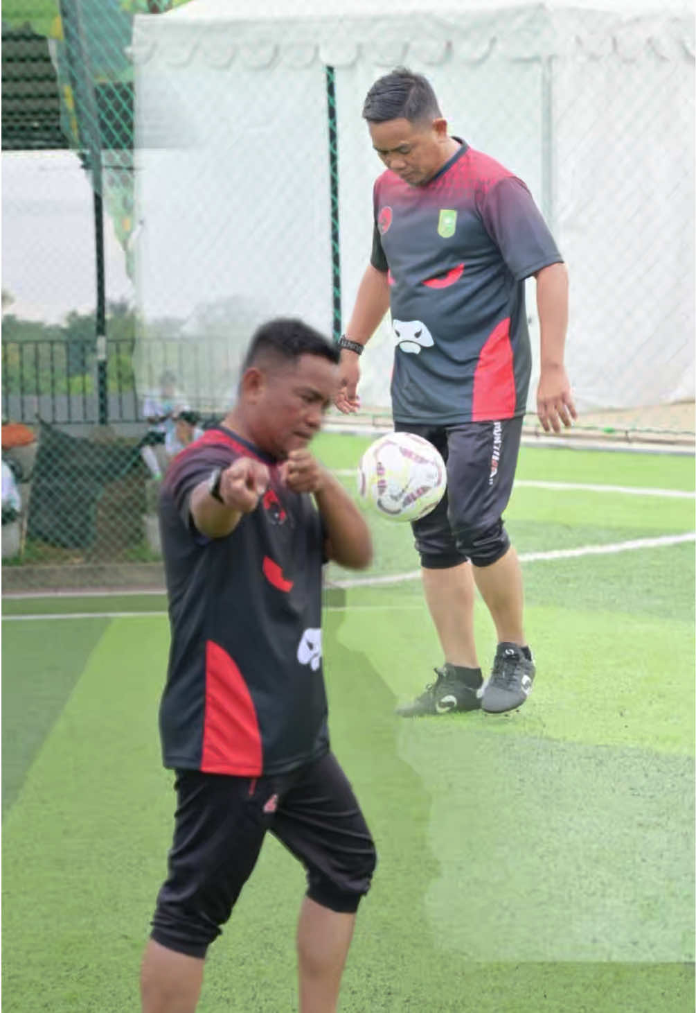Banteng United VS Pasukan Lebah part 2 Gasss terus demi Riau! ⚽🔥 Laga amal penuh semangat untuk rayakan 68 tahun Bumi Lancang Kuning 🌾  #lagaamal  @DPD PROV RIAU @DPW PKB RIAU  @Abdul Wahid @Ade Agus Hartanto @Daramen-Buyung @kharisman_risanda @Asnaldi @Mas Dewan @dolly.sandavid 