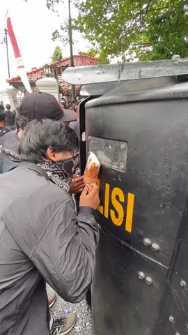 BERBAGI KE PAK POL #demo #bubarkandpr #demoanarkis #pakpol
