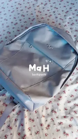 because every item deserves its own pocket and yes, there’s room for your phone! 😮✨ #bag #backpack #schoolbag #backtoschool #minimalist 