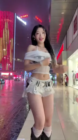 Dầm mưa nhảy luôn 🤣 #tuilathouthou #thoubichay #xuhuong #tiktokdancevn (dc: rùa x minh quang)