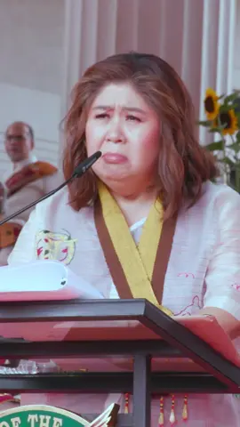 “MAHIRAP NGA BA TALAGA ANG PILIPINAS, GAYONG LIMPAK-LIMPAK ANG NANANAKAW DAHIL SA KORAPSYON?” Sa kanyang talumpati para sa mga nagsipagtapos sa UP Diliman, may iniwang mensahe si Jessica Soho: Mahirap ba talaga ang bansa o nananakawan lang ito ng kinabukasan? #KMJS