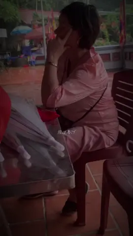 Nhìn chiếc mũi của mẹ Linh giống cậu🌻, tự nhiên trong lòng lại nhớ ng ấy đến lạ thường. Chắc là mẹ Linh nhớ thằng em lắm, nhìn mẹ Linh ngồi ở đền của cậu🌻 chỉ nhìn vào trong là khong nói gì..! #PTD #phantrongduong33 #tronggduongg33 #fyp #xuhuonggggggggggggggggg 