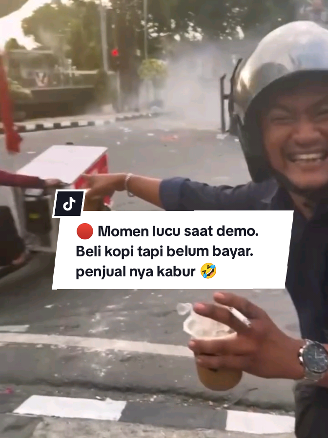 kejadian lucu saat demo seorang pria membeli kopi keliling,tetapi kondisi mencekam penjual kopi langsung pergi putar balik ..akhirnya di samperin jalan kaki 🤣#demodpr #lucu #fyppppppppppppppppppppppp #demolucu #kopi 