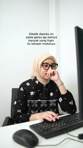 Diam bukan berarti gaada apa-apa, kadang cuma lagi nahan aja ✋🤣 #corporatelife #officeday #officelife #worklife #officehumor #batik #fyp #genz #batikkerja 