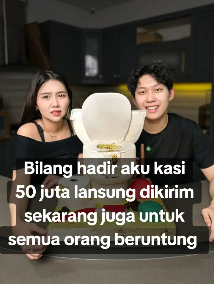 HADIAH ONLINE GUY'S Sejarah #fotografi🕋 dimulai dengan penemuan dua prinsip penting: yang pertama adalah kamera obscura memproyeksikan gambar, yang kedua adalah penemuan bahwa beberapa zat terlihat berubah oleh paparan cahaya. Tidak ada artefak atau deskripsi yang menunjukkan upaya untuk menangkap gambar dengan bahan sensitif cahaya sebelum abad ke-18. Pemandangan dari jendela di Le Gras 1926 atau 1827, diyakini sebagai foto kamera paling awal yang masih ada. [1] Penambahan reoriented asli (kiri) dan berwarna (kanan). Sekitar 1717, Johann Henry Schulze menggunakan bubur sensitif cahaya untuk menangkap gambar huruf cut-out pada botol. Namun, ia tidak mengejar membuat hasil ini permanen. Sekitar tahun 1800, Thomas Wedgwood membuat yang pertama didokumenkan secara andal, meskipun upaya gagal dalam menangkap gambar kamera dalam bentuk permanen... Eksperimennya memang menghasilkan fotogram terperinci, tetapi Wedgwood dan pasangannya Humphry Davy tidak menemukan cara untuk memperbaiki gambar-gambar ini. Pada 1826, Nicéphore Niépce pertama kali berhasil memperbaiki gambar yang ditangkap dengan kamera, tetapi diperlukan pencahayaan di kamera selama delapan jam atau bahkan beberapa hari dan hasil paling awal sangat kasar. Rekan Niépce Louis Daguerre melanjutkan untuk mengembangkan proses daguerretipe, yang pertama diumumkan secara publik dan proses fotografi yang layak secara komersial. daguerretipe hanya membutuhkan beberapa menit pencahayaan di kamera, dan menghasilkan hasil yang jelas dan terperinci. Pada tanggal 2 Agustus 1839 Daguerre mendemonstrasikan rincian proses ke Kamar Teman di Paris. Pada tanggal 19 Agustus rincian teknis dipublikasikan dalam pertemuan Akademi Ilmu Pengetahuan dan Akademi Seni Rupa di Istana Lembaga. (Untuk memberikan hak penemuankepada publik, Daguerre dan Niépce diberikan anuitas yang murah hati seumur hidup.) [3][4 [5] Ketika proses daguerretipe berbasis logam ditunjukkan secara resmi kepada publik, pendekatan pesaing caltipe negatif berbasis kertas dan proce cetak garam #Islamic Quotes #IslamicWisdom #Quranic Verses #HadithOfTheDay  Him  Muhammad