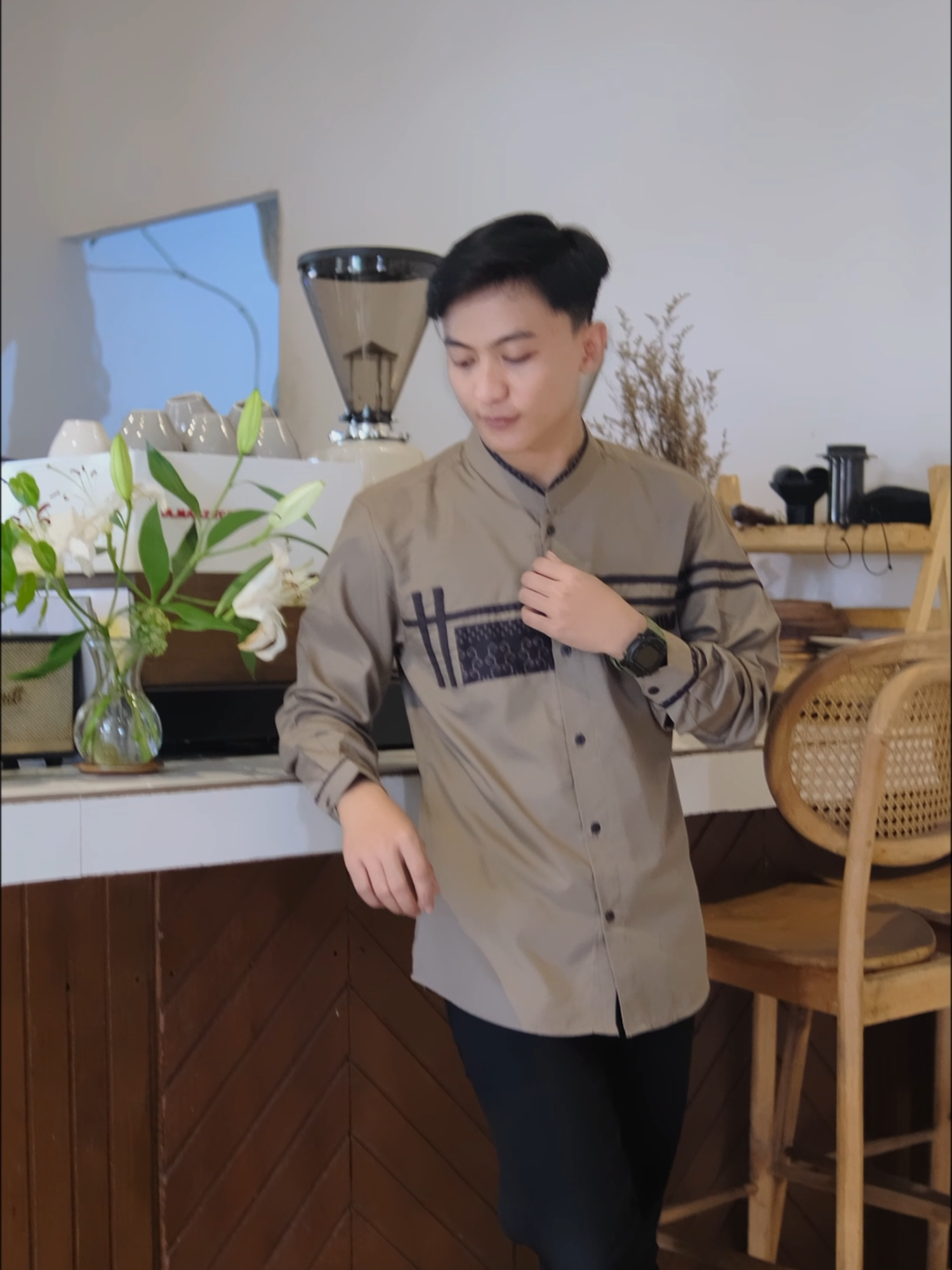 Padu padan gampang, hasilnya elegan. Cocok banget buat kamu yang simple.  Klik keranjang bro! #bajukokoelrumi #bajukokopriadewasa #kokoelrumi #elrumi #kokolenganpanjang #kokoterlaris