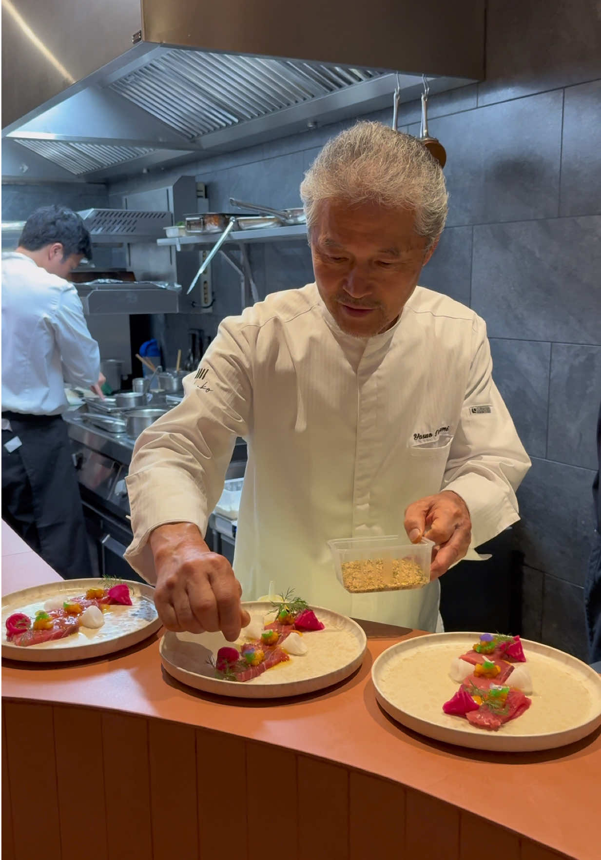 Fusion franco-japonaise sublimée au cœur du 7e 🇯🇵🥢 📍Akabeko – 40 Rue de l’Université, Paris 7e 🥢✨ À 74 ans, le chef Yasuo Nanaumi réinvente la cuisine fusion au cœur du 7e arrondissement. Chez @akabeko.restaurant, la rencontre entre le Japon et la France devient une véritable expérience sensorielle. 🎌🇫🇷 Une cuisine innovante, généreuse et pleine de finesse, qui reflète toute une vie passée dans les plus grandes cuisines du monde. 🌟 Pourquoi aller chez Akabeko ? Parce que chaque assiette est une œuvre d’équilibre : la précision japonaise rencontre l’élégance française. Entre tradition et modernité, ici on voyage d’un continent à l’autre sans quitter Paris. 💖 Ce que j’ai adoré 	•	La créativité et l’audace des saveurs 🍷🍣 	•	Des portions généreuses, pensées pour le plaisir autant que pour l’élégance 	•	L’ambiance raffinée et apaisante du 7e arrondissement ✨ 	•	Le service attentionné et familial 	•	Et surtout : un menu surprise, toujours adapté à vos goûts et préférences (même végétariennes 🌱) 📍 Infos pratiques 🗓️ Du mardi au samedi (déjeuner & dîner) 💶 Menus : 	•	Déjeuner → 3 étapes 69€, 5 étapes 89€, 7 étapes 139€ 	•	Dîner → 7 étapes 139€ ——————————————- #restaurant #parisresto #restaurantparis #parisrestaurant #parisfood #foodparis #japonais 