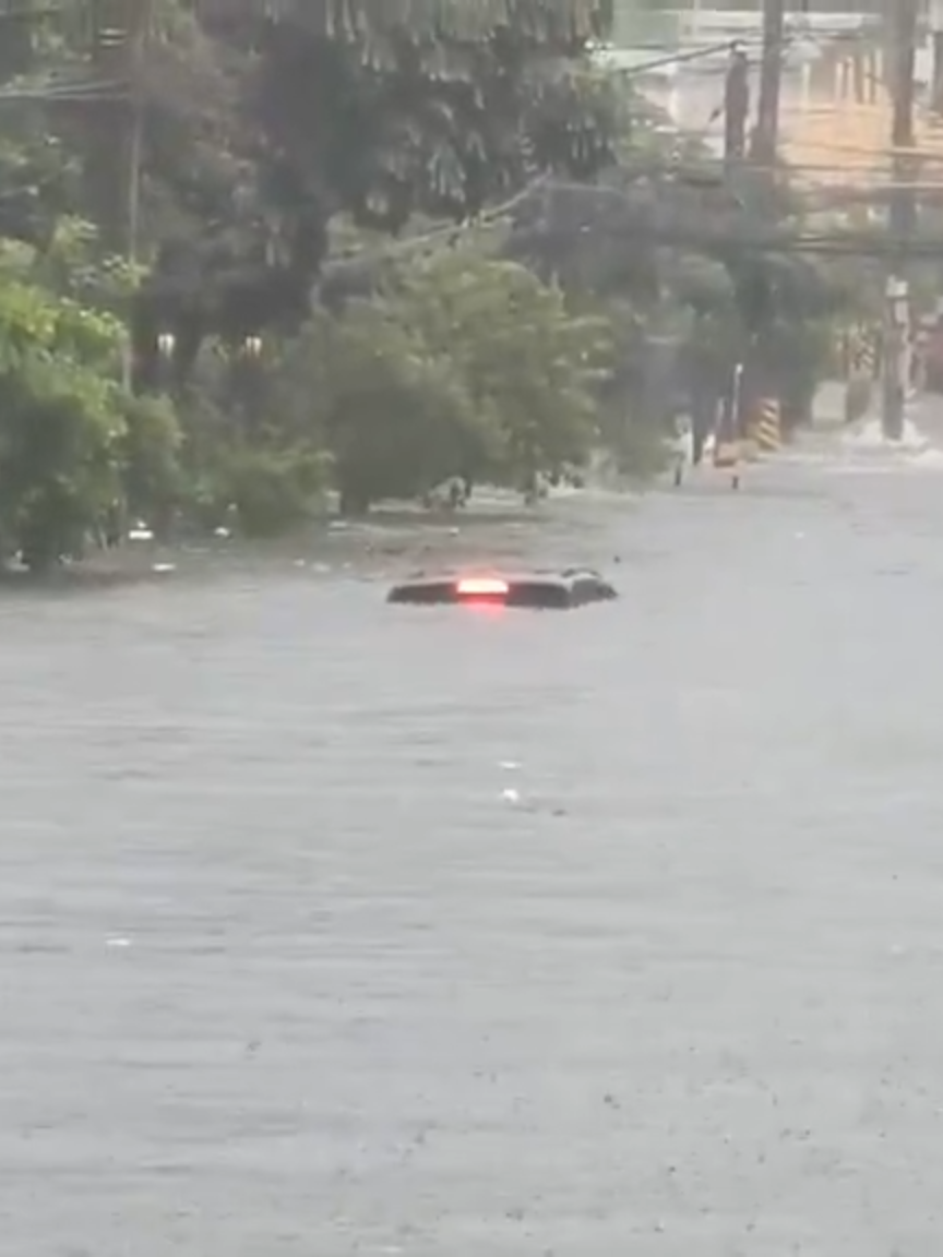 Sitwasyon ng baha sa Mother Ignacia Avenue, Quezon City, as of 3:15 p.m. ngayong Sabado, August 30, 2025. #FloodPatrol (🎥: Carlo Dionisio, ABS-CBN News) #abscbnnews #fyp #news #newsph