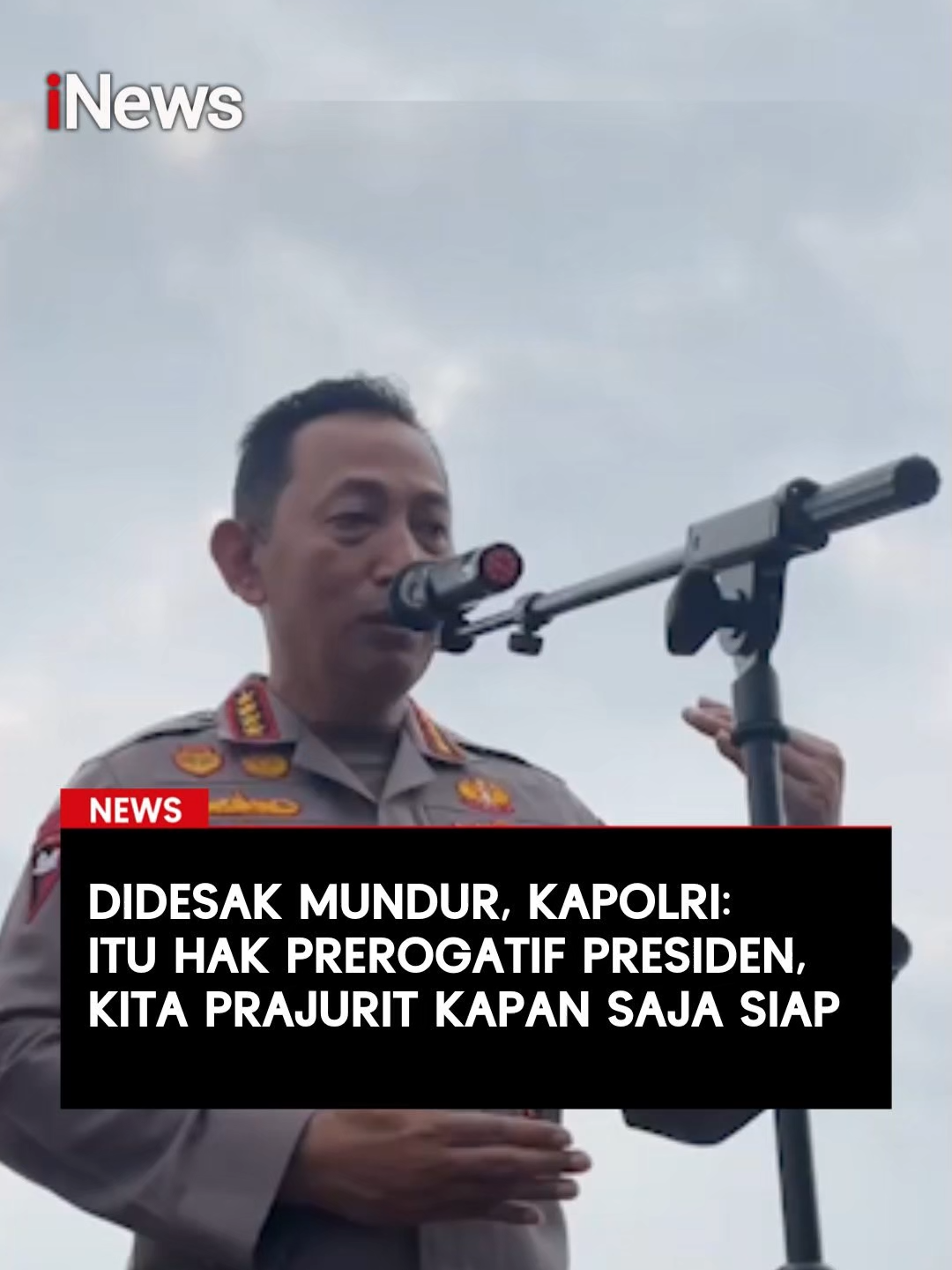 Desakan Mundur, Jawaban Tegas Jenderal Listyo Sigit Kapolri Jenderal Listyo Sigit Prabowo menanggapi desakan agar dirinya mundur pasca ricuhnya aksi unjuk rasa. Dengan tenang ia menyebut, keputusan terkait jabatannya adalah hak prerogatif Presiden. 
