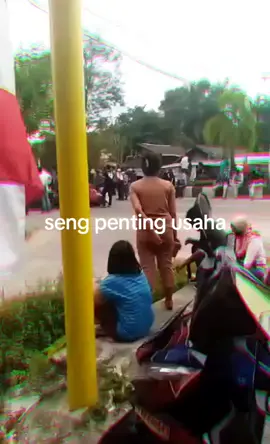 menanti peserta karnaval tiba...