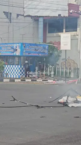 Ratusan massa melakukan aksi di Purwodadi, Grobogan, Jawa Tengah, Sabtu (30/8/2025) sore. Mereka melempari kantor DPRD Grobogan menggunakan batu. Massa juga melempari Kantor Polsek Purwodadi. Tak hanya itu, mereka juga membakar pos polisi di perempatan Kencana. Kita berdoa semoga Grobogan baik baik saja #demo #massa #aksi 