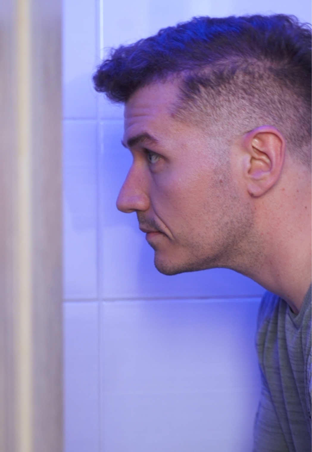 Tokom celog detinjstva moja najveca nocna mora?  Akne. 🥺  Probao sam sve i nista nije pomagalo.  Iskreno, mislio sam da ce ta borba trajati zauvek…  Sve dok mi dermatolog nije preporucio nesto sto mi je stvarno promenilo rutinu. Effaclar Duo + M nega protiv nepravilnosti za masnu i kožu sklonu aknama Od tog dana kao da su nestale.  Koza cistija, lice smirenije, ja sigurniji.  Sad mogu da kazem da se sad osecam najbolje u svojoj kozi. @La Roche-Posay #effaclar #effaclarduoplusm #dontpopit #effaclarduo 