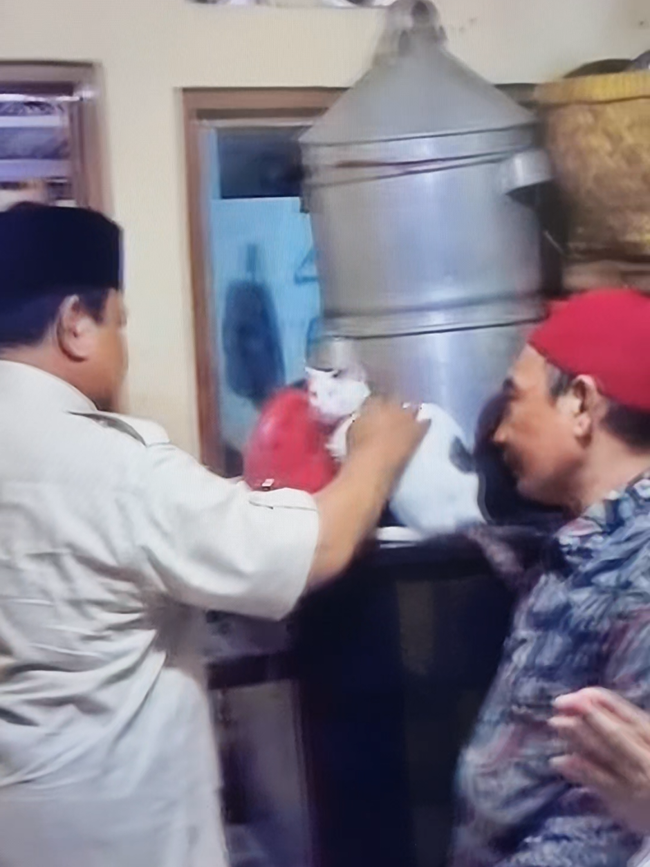 Presiden Prabowo Mendengarkan Aspirasi Keluarga Driver Ojol Alm. Affan. Lalu Saat Pulang Masih Sempat Mengelus Seekor Kucing #presiden #prabowo #ojol #demo  #kucing 