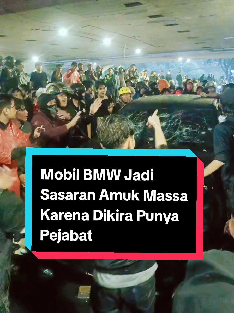 Siap nasib pemilik Mobil BMW pada Jumat (29/8/2025) malam di bawah Jembatan Semanggi. Rihuan mahasiswa yang demo di Markas Polda Metro Jaya mengira mobil itu milik pejabat. #mobilbmw #demorusuh #poldametrojaya 