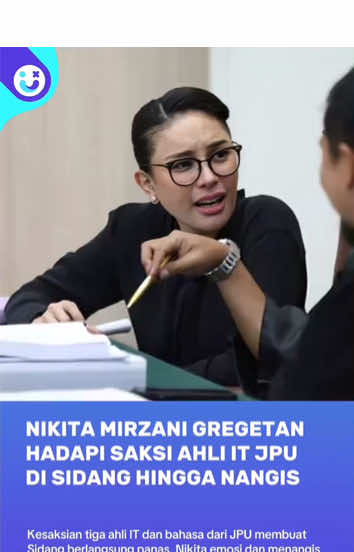 Nikita Mirzani Emosi Hingga Nangis Hadapi Saksi Ahli ITE JPU di Sidang Lanjutan. Persidangan kasus dugaan pemerasan dan tindak pidana pencucian uang (TPPU) dengan terdakwa Nikita Mirzani, kembali digelar di Pengadilan Negeri Jakarta Selatan, pada Kamis (28/8/2025). Jaksa Penuntut Umum menghadirkan tiga saksi ahli, yaitu Yasmira selaku ahli hukum pidana, Anindito sebagai ahli hukum UU ITE, serta Makyun Subuki yang merupakan ahli bahasa dan linguistik. Kesaksian dari ketiga ahli ini membuat suasana sidang berlangsung panas. Nikita Mirzani terlihat beberapa kali bersitegang, bahkan emosinya memuncak hingga membuat dirinya menangis. Nikita Mirzani terbawa emosi hingga menangis ketika mendengar jawaban saksi ahli UU ITE yang tidak mengerti pokok permasalahan yang ditanyakan Nikita. #NikitaMirzani #RezaGladys #Sidang #AhliITE #Nangis 