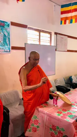 මල්වතු මහා විහාරයේ රන් සලකුණ අපේ නියංගොඩ විජිතසිරි අනුනායක  හිමිපානන්ට චිරාත් කාලයක් සසුන් කෙත වපුරුවන්ට ශක්තිය ලැබේවා  #malwathumaviharaya #malwaththa #tending #fllowers 