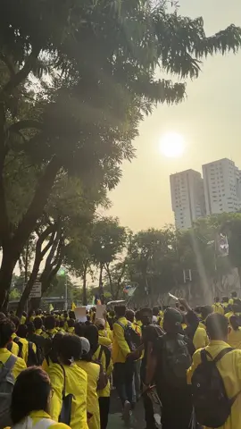 knowing that i have a privillage to speak, then i speak loudly #universitasindonesia #demodpr #1312 #acab 